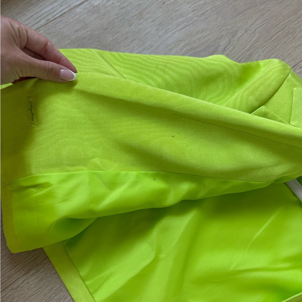 Hannah Cropped Blazer in Apple Green
CAMILA COELHO XXS - has minor stains - Picture 4 of 11